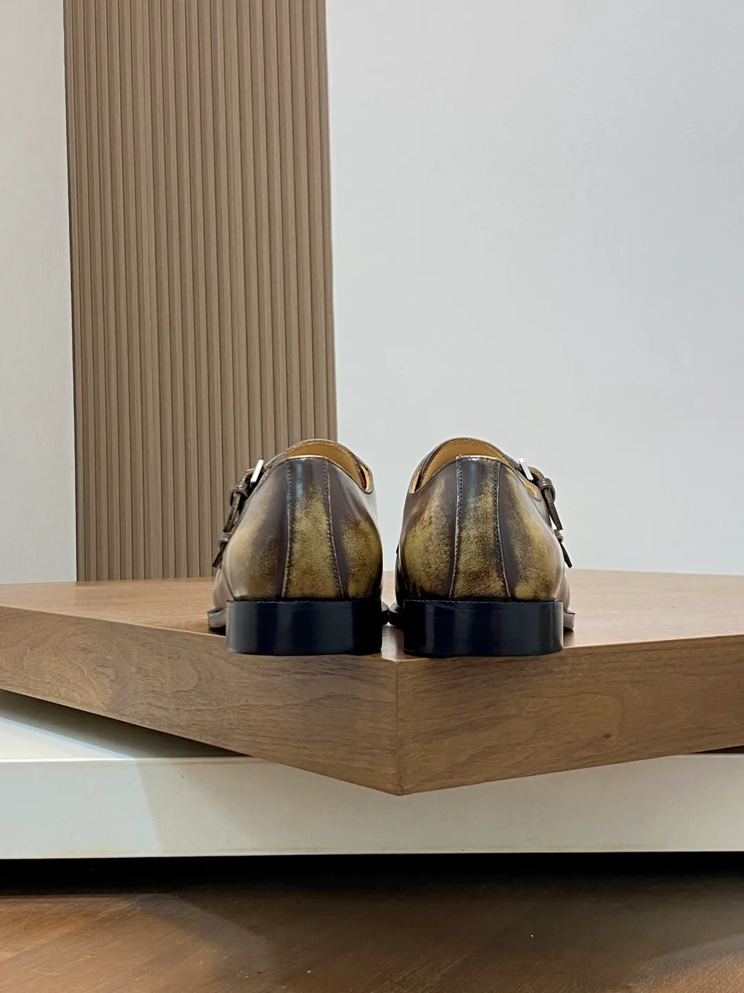 Men's shoes 💰780 HERMES/Hermès GAME slip-on loafers. These loafers are made of matte frosted calfskin. They are equipped with functional Kelly shoe buckles to easily create a fashionable urban style. They are equipped with genuine leather welts and lightweight grooved rubber foam outsole. They have genuine calfskin lining and silk-screen logo feet. They are slip-on design. They are novel and fashionable, with a handsome upper. Comes with a dust bag in the original box! Size: 39-40-41-42-43-44 standard leather shoe size (38/45 can be customized but does not support returns)